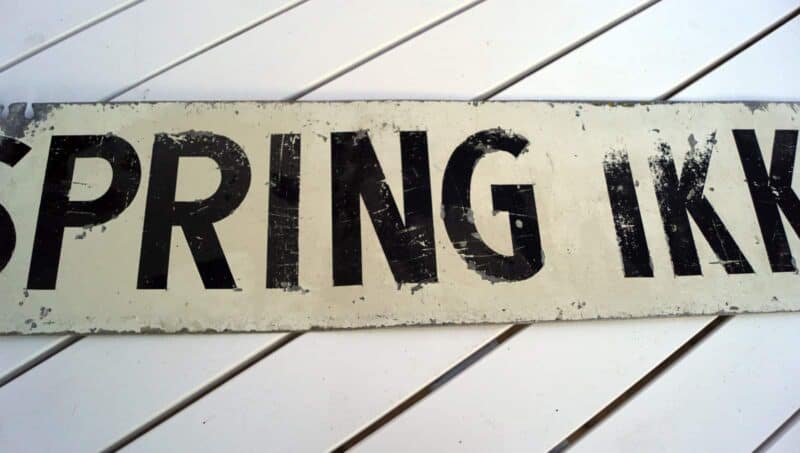 Svøm ikke under trappen, udspring ikke tilladt. Dobbeltsidet skilt