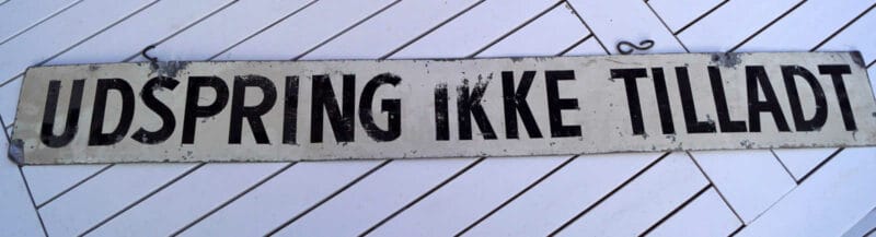 Svøm ikke under trappen, udspring ikke tilladt. Dobbeltsidet skilt