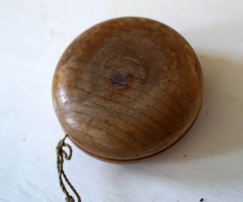 Gammel træ-yoyo med snor
