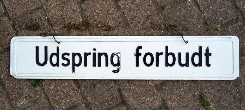 Udspring forbudt + Benyt trapperne