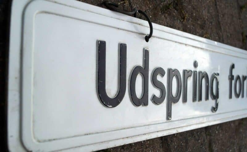 Udspring forbudt + Benyt trapperne