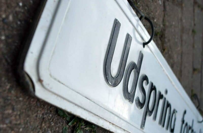 Udspring forbudt + Benyt trapperne