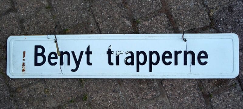 Udspring forbudt + Benyt trapperne