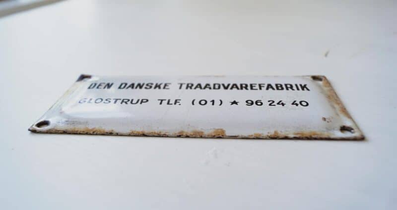 Emaljeskilt, den danske trådvarefabrik