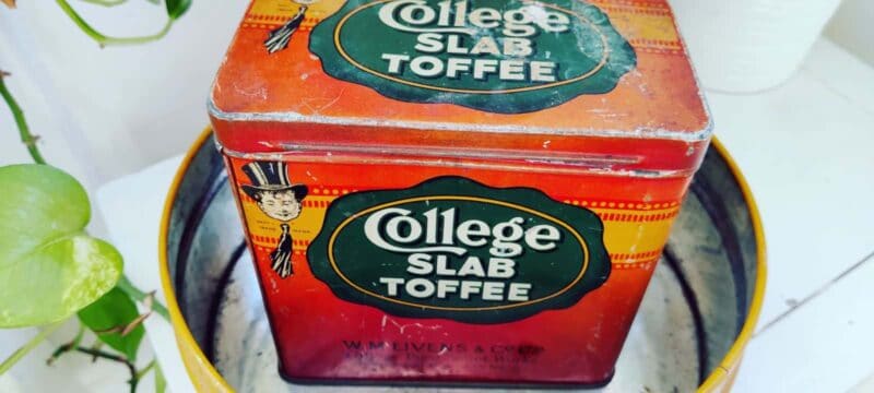 College Slab Toffee. Gammel engelsk Karameldåse