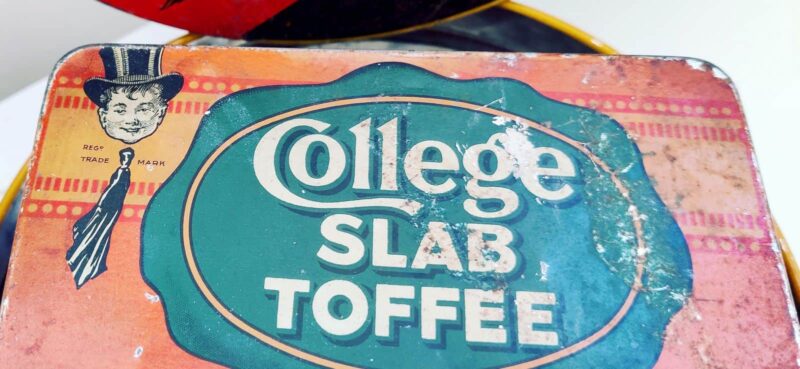 College Slab Toffee. Gammel engelsk Karameldåse