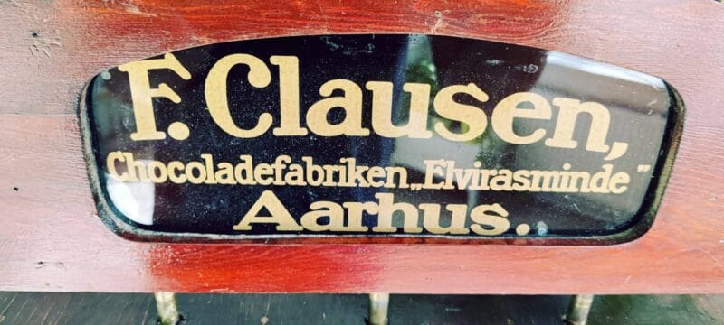 Gammel vitrineskab fra Købmand. Elvirasminde Chokoladefabrik Aarhus
