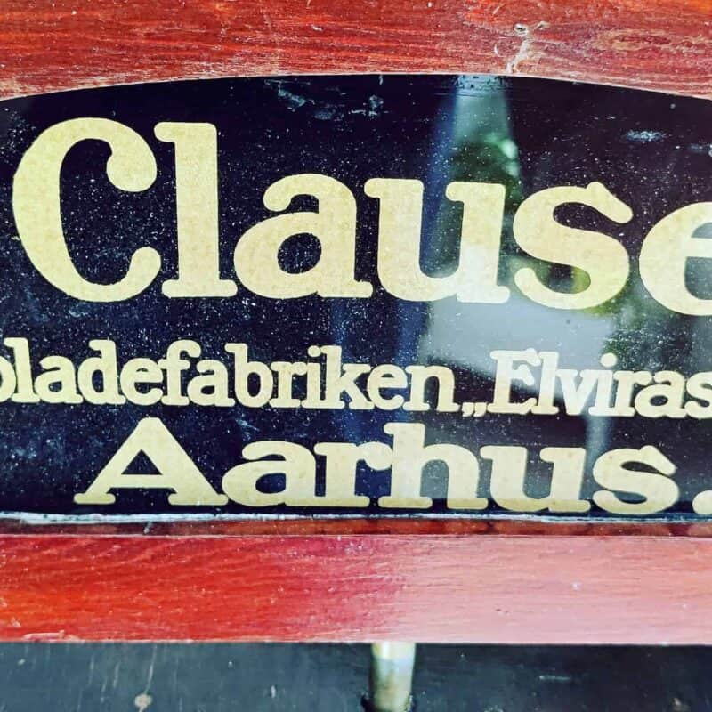 Gammel vitrineskab fra Købmand. Elvirasminde Chokoladefabrik Aarhus