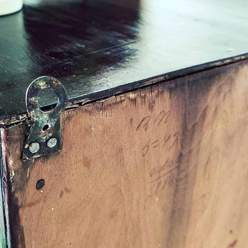 Gammel vitrineskab fra Købmand. Elvirasminde Chokoladefabrik Aarhus