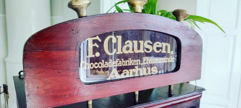 Gammel vitrineskab fra Købmand. Elvirasminde Chokoladefabrik Aarhus