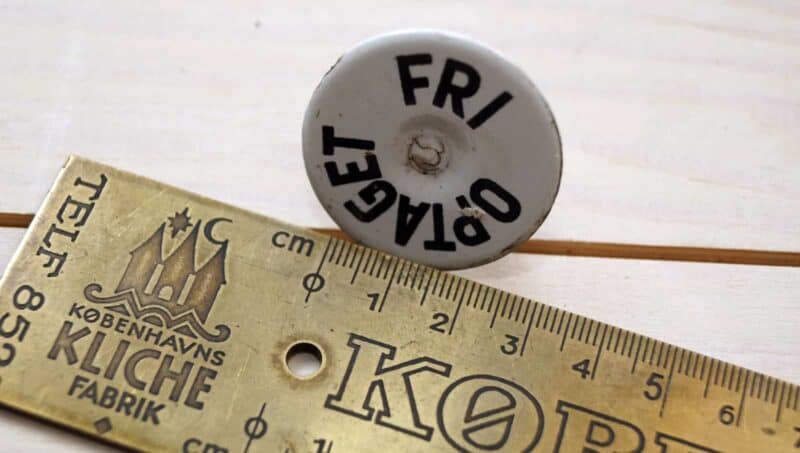 Fri optaget emaljeskilt med messingvrider