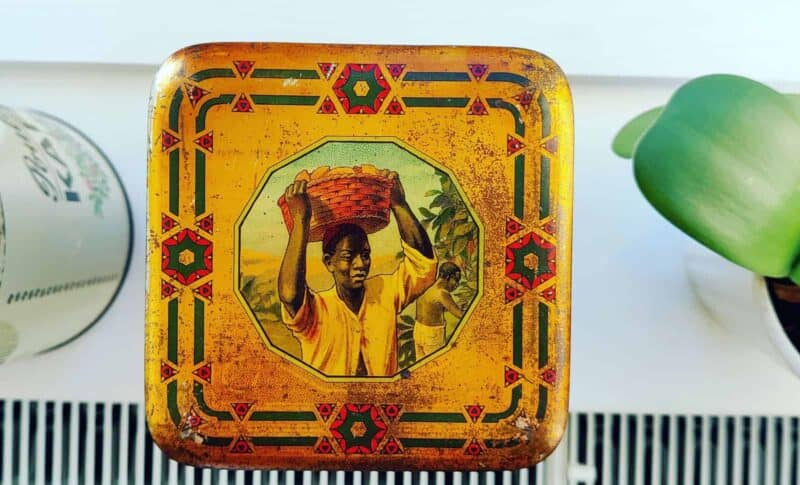 Orange firkantet kakaodåse med afrikanermotiv