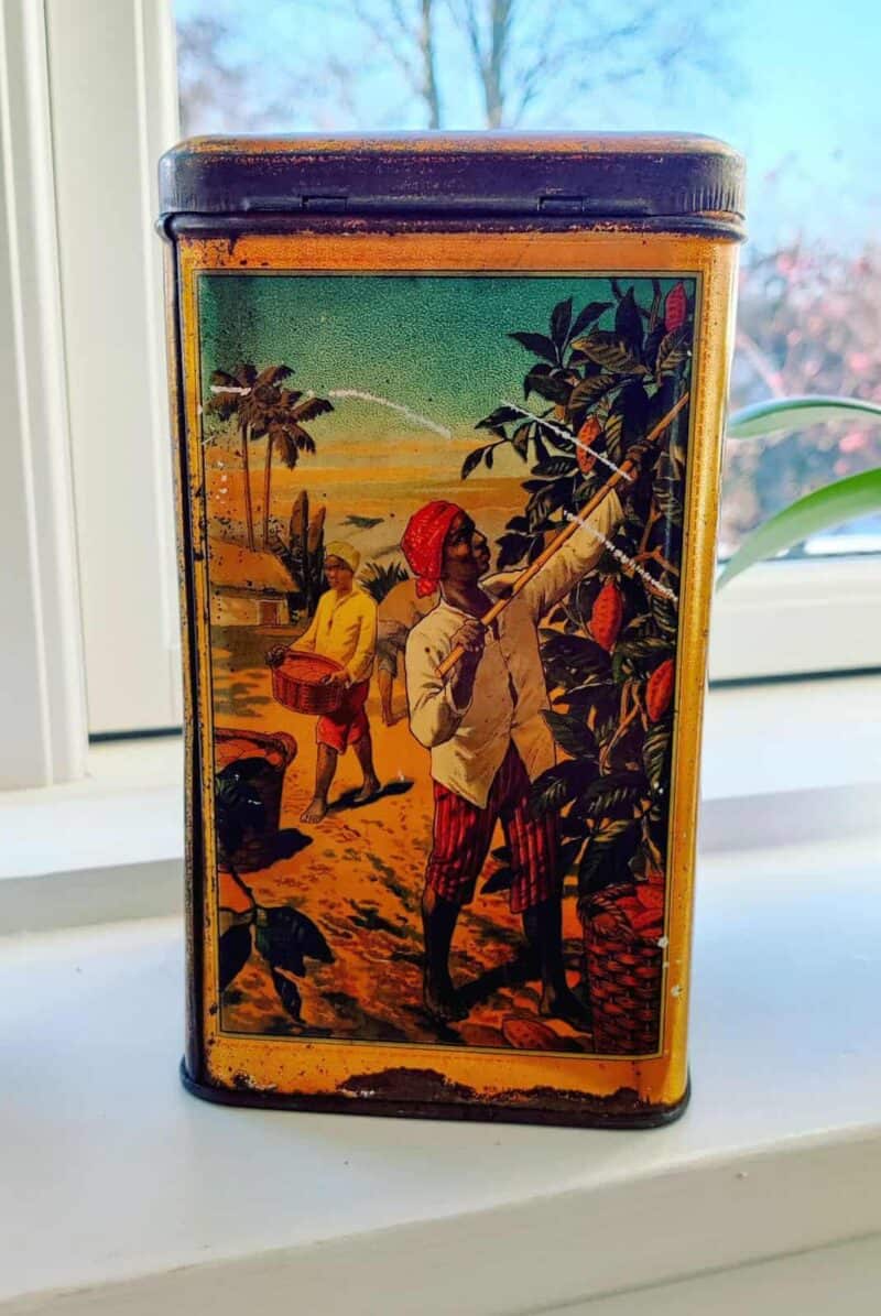 Orange firkantet kakaodåse med afrikanermotiv