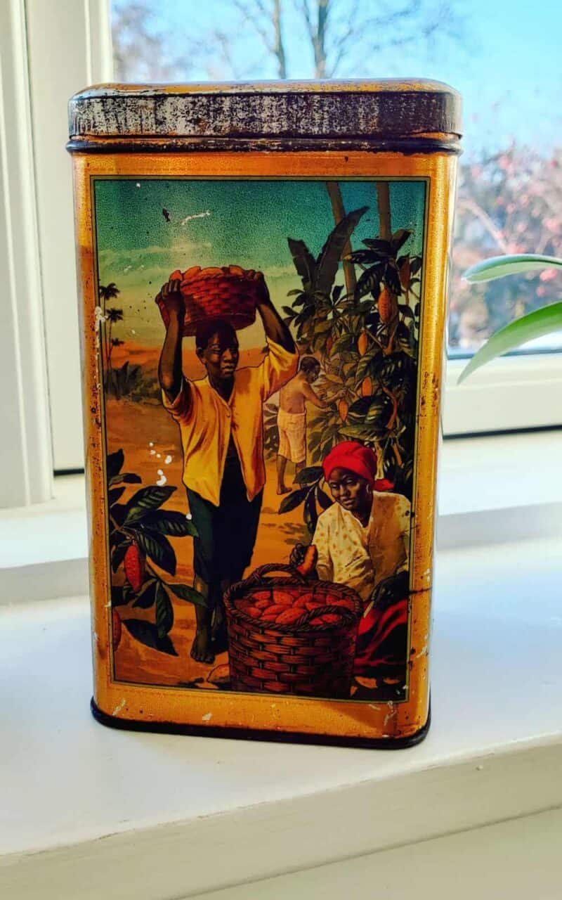 Orange firkantet kakaodåse med afrikanermotiv