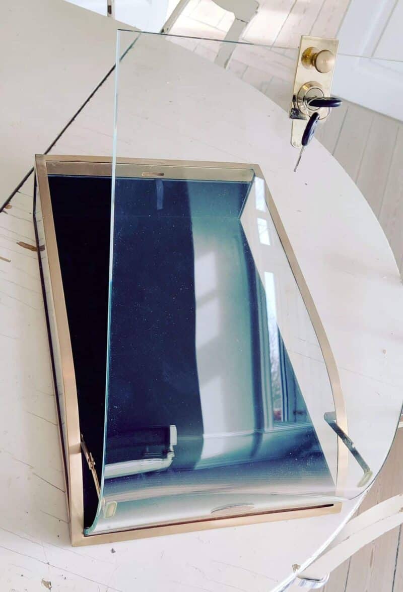 Glasmontre i messing og glas