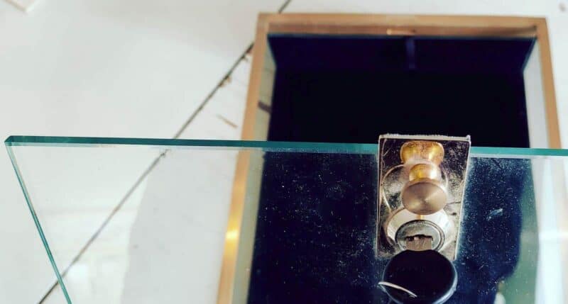 Glasmontre i messing og glas