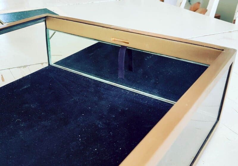 Glasmontre i messing og glas