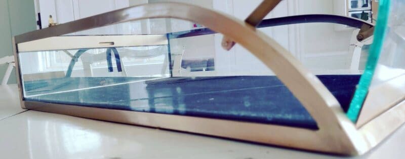 Glasmontre i messing og glas