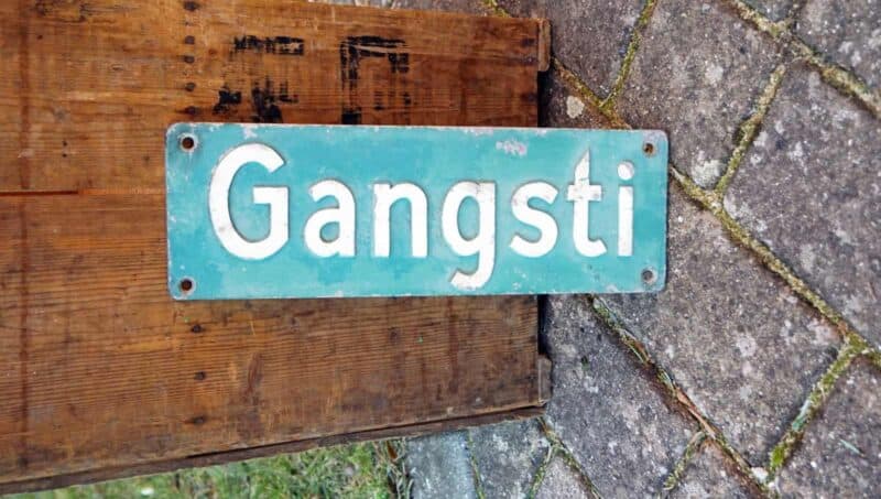 Gangsti. Skilt i støbegods