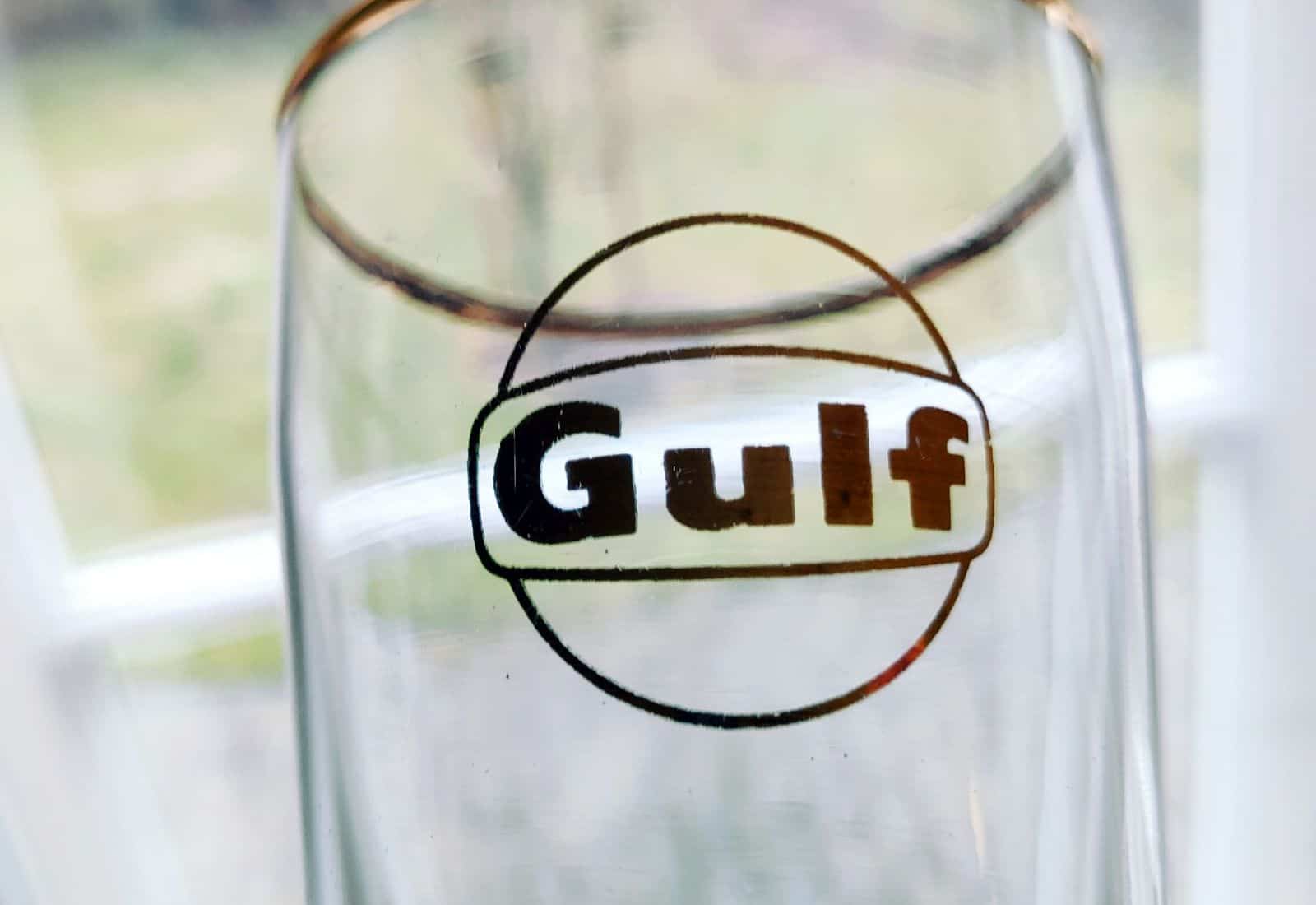 ustabil Raffinaderi Spænding Gulf drikkeglas med guldkant og guldbogstaver – Finurlium