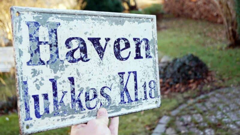 Haven lukkes KL. 18 blikskilt