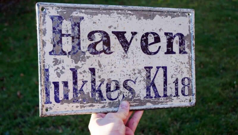 Haven lukkes KL. 18 blikskilt