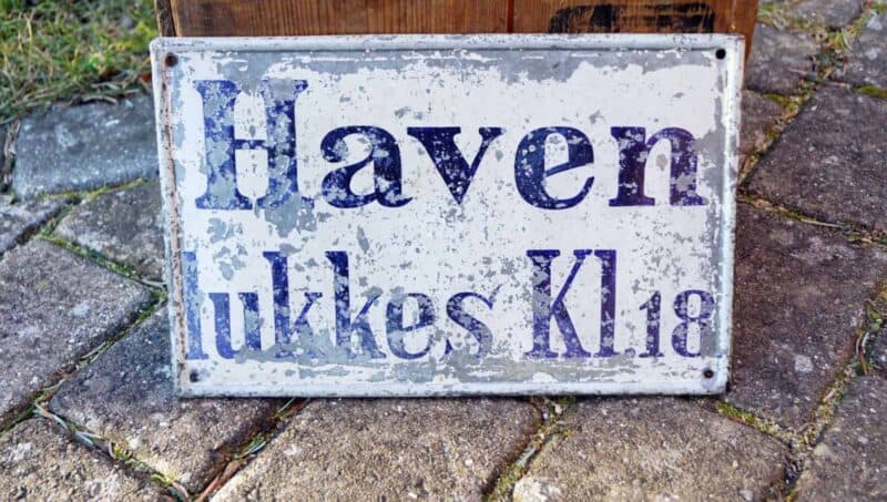 Haven lukkes KL. 18 blikskilt