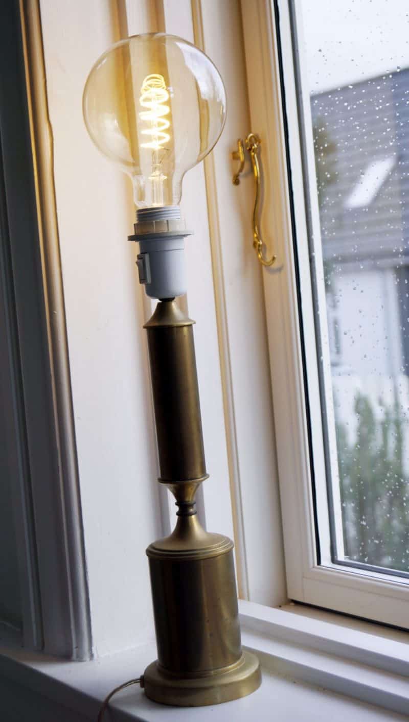 Høj, slank messinglampe