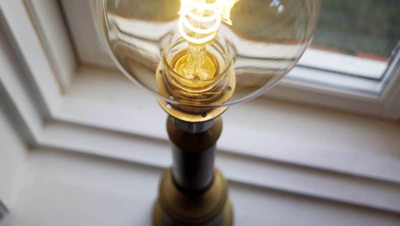Høj, slank messinglampe