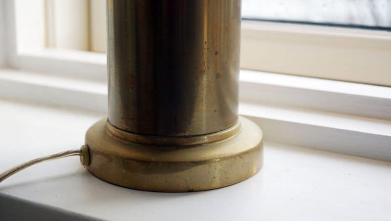 Høj, slank messinglampe