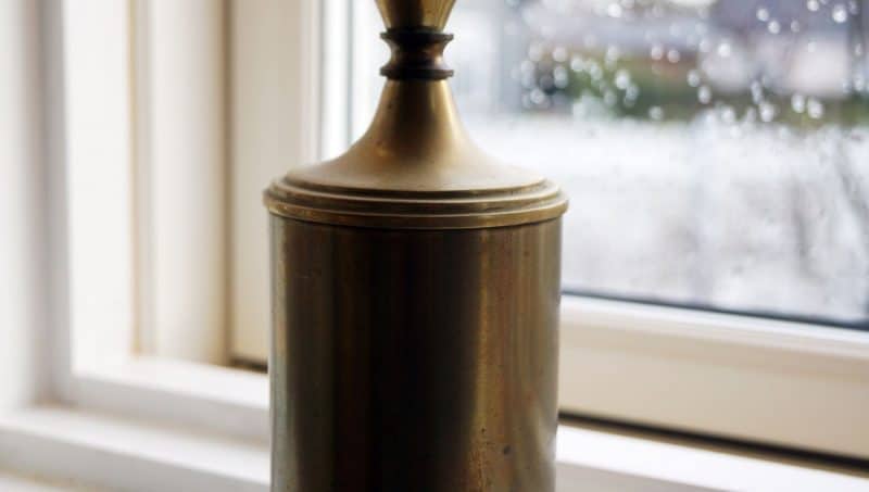 Høj, slank messinglampe