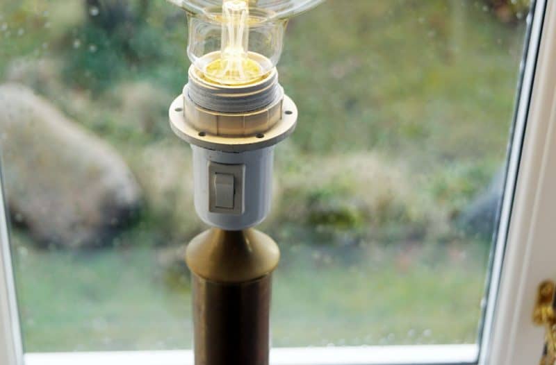 Høj, slank messinglampe