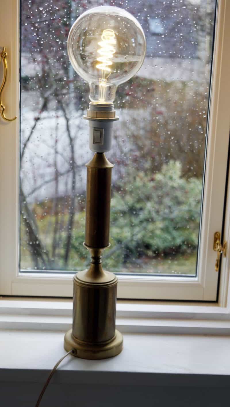 Høj, slank messinglampe