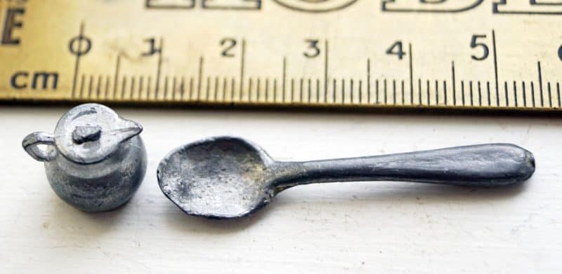 Miniature tin kande og ske mrk. Bento