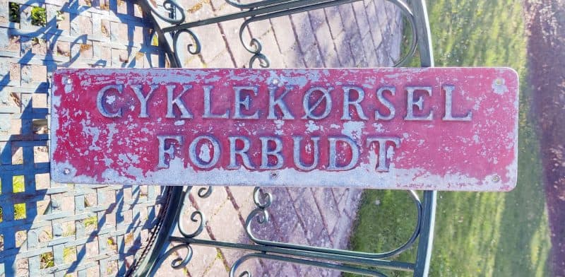 Cyklekørsel forbudt - støbt skilt