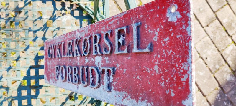Cyklekørsel forbudt - støbt skilt