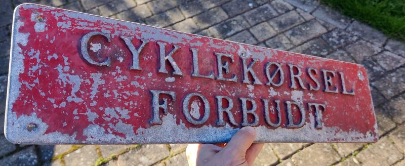Cyklekørsel forbudt - støbt skilt