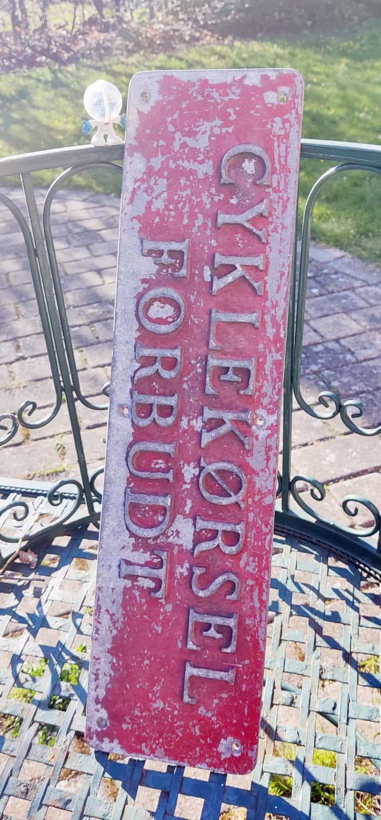 Cyklekørsel forbudt - støbt skilt