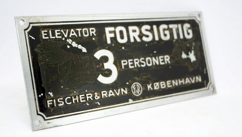 Elevatorskilt. 3 Personer. Forsigtig. Fischer & Ravn København