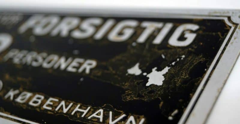 Elevatorskilt. 3 Personer. Forsigtig. Fischer & Ravn København