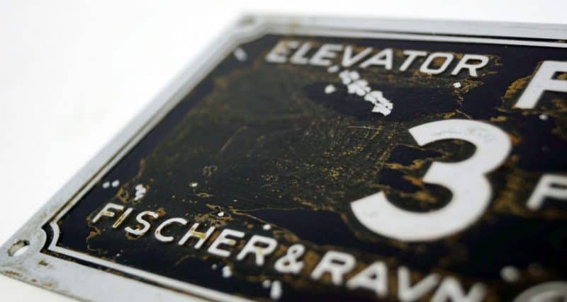 Elevatorskilt. 3 Personer. Forsigtig. Fischer & Ravn København