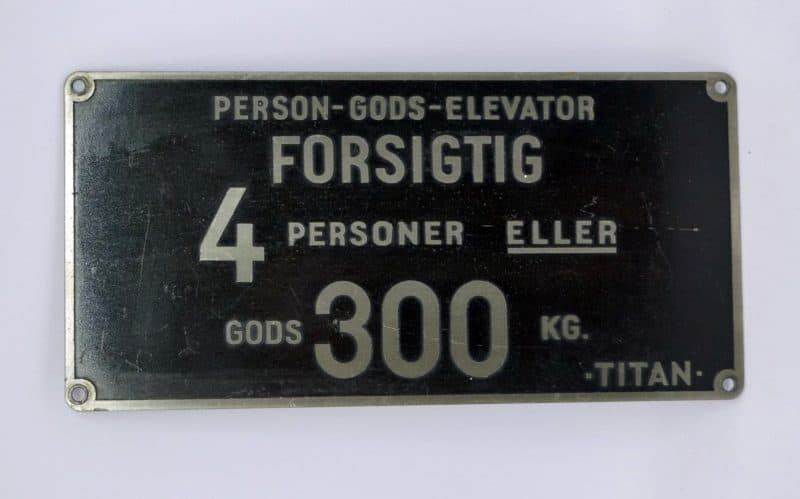 Elevatorskilt. Forsigtig. 4 Personer