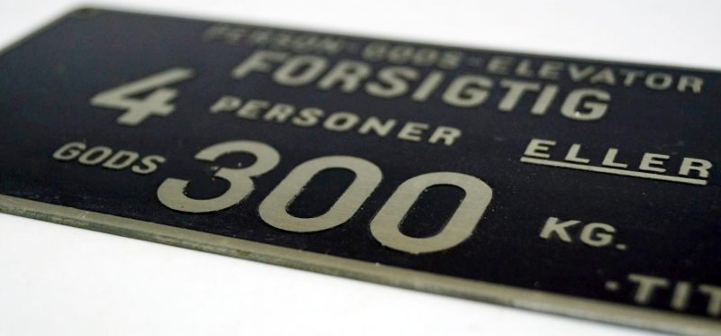 Elevatorskilt. Forsigtig. 4 Personer