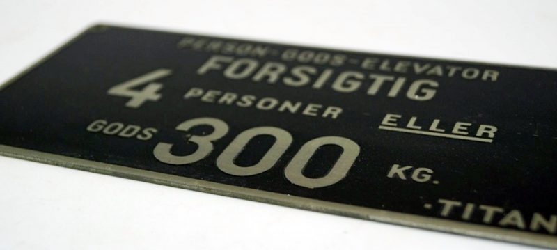 Elevatorskilt. Forsigtig. 4 Personer