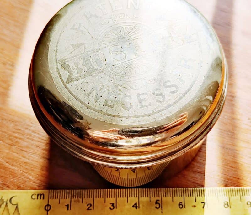 Boston Patent Necessär. Forsølvet messingbeholder med 4 bakker/skåle med jetoner