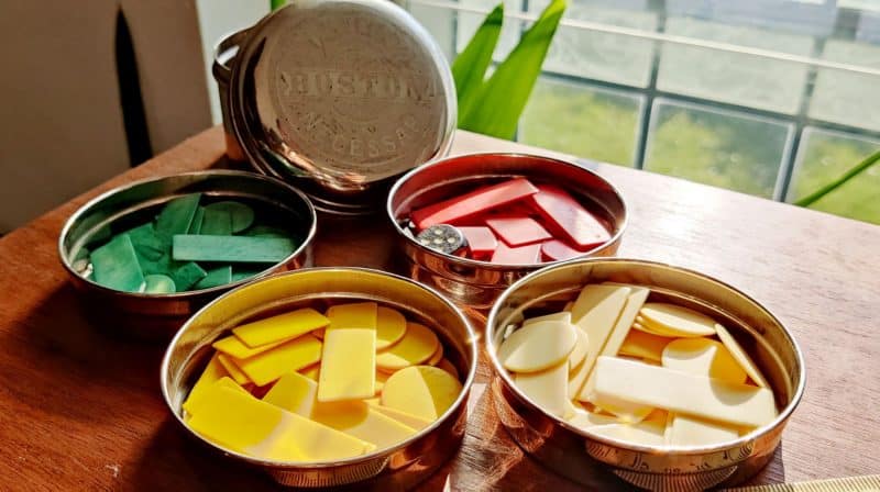 Boston Patent Necessär. Forsølvet messingbeholder med 4 bakker/skåle med jetoner