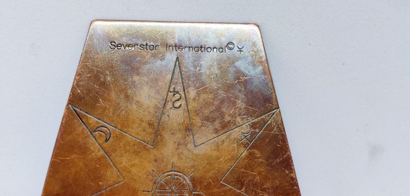 Kobberplade med symboler mrk. "Sevenstar International"