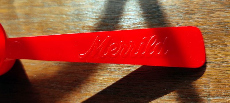 Merild kaffemål i rød plast