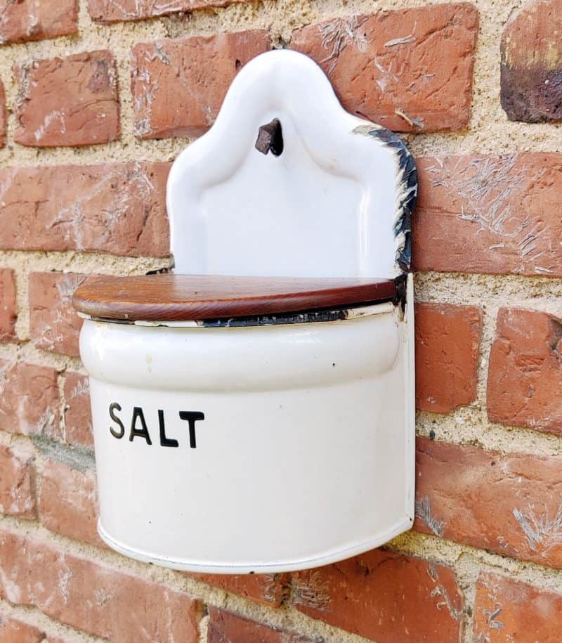 Saltkar i emalje og med trælåg