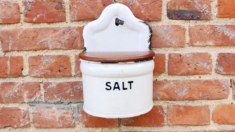Saltkar i emalje og med trælåg
